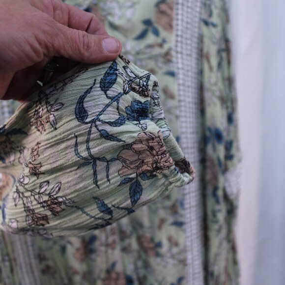 Elegant Floral Lace-Trim Blouse - Picture 5 of 11